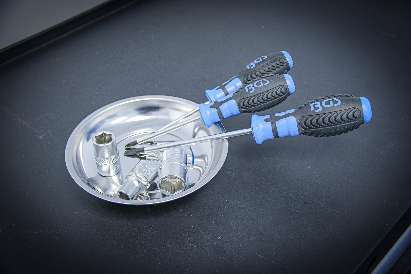 Magnetic plate